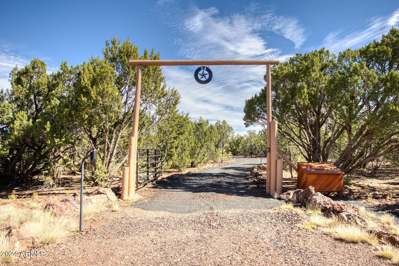 24 County Road 3153, Vernon, AZ 85940