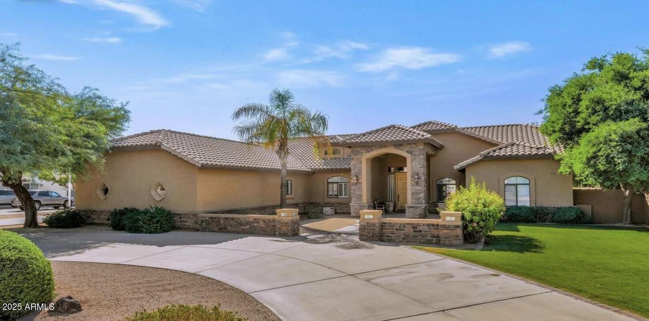 4815 W Desert Hollow Dr., Phoenix, AZ 85083