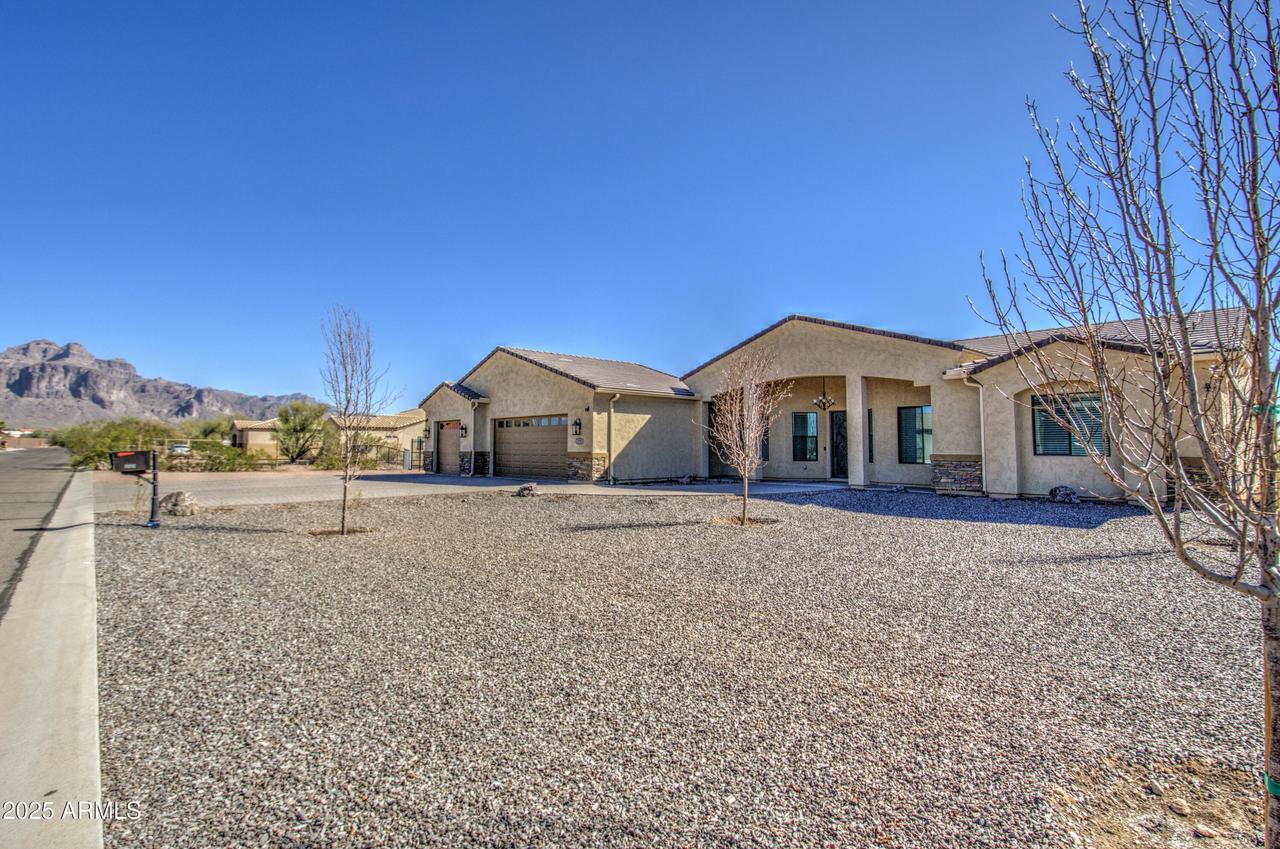 1727 E Hidalgo St., Apache Junction, AZ 85119