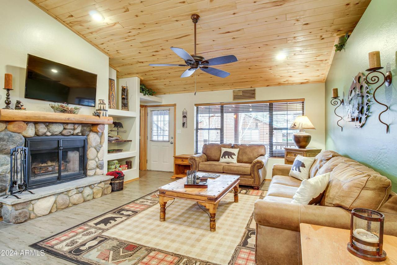2688 Palomino Tr., Overgaard, AZ 85933