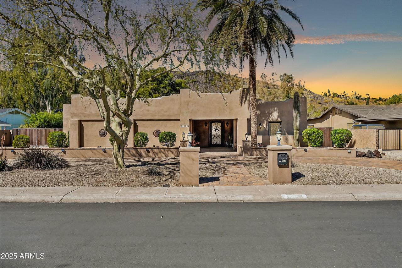 902 W Moon Valley Dr., Phoenix, AZ 85023
