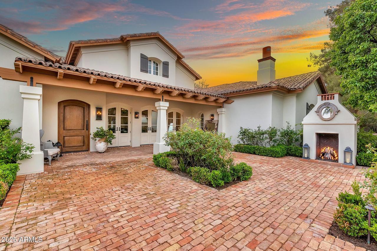 12 E Oakwood Hills Dr., Chandler, AZ 85248