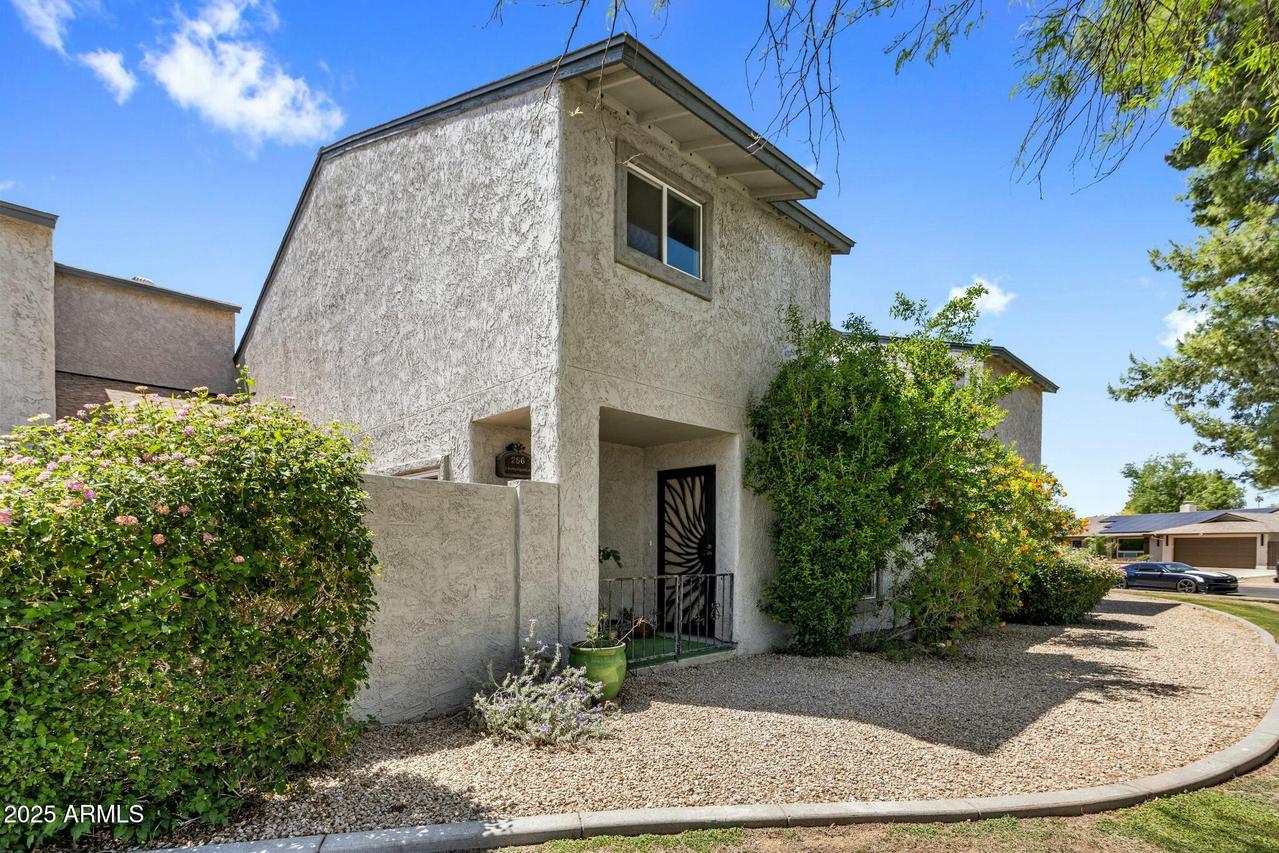 256 E Betty Elyse Ln., Phoenix, AZ 85022