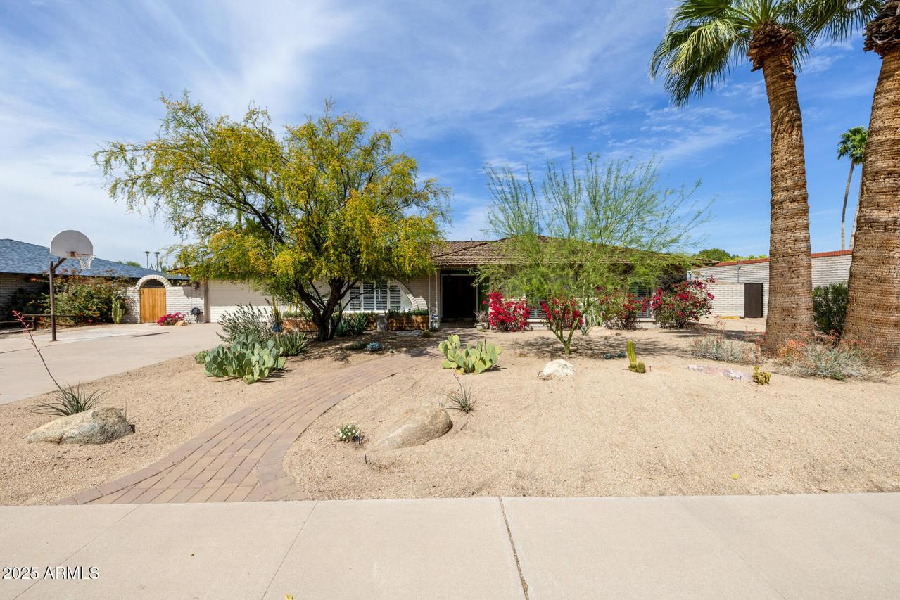 2014 E Manhatton Dr., Tempe, AZ 85282