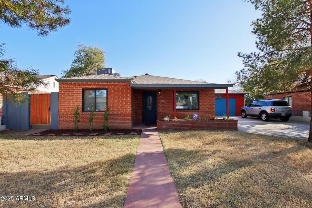 2511 E Pinchot Ave., Phoenix, AZ 85016