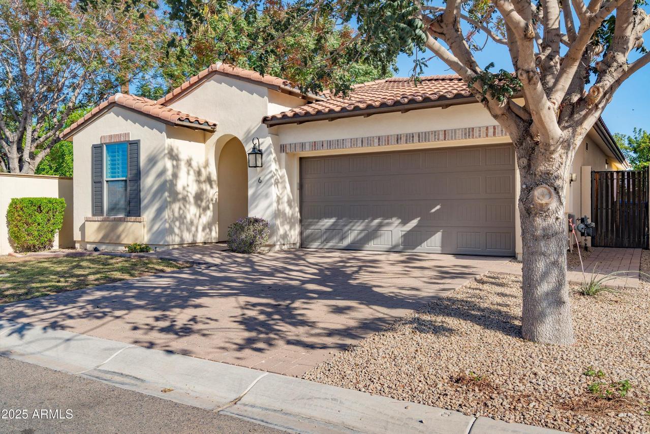 6 E Laurie Ln., Phoenix, AZ 85020