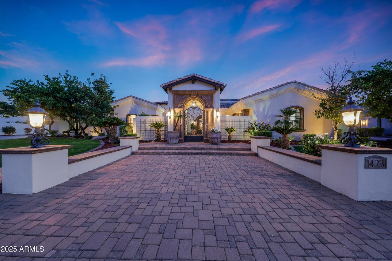 1423 E Beverly Ln., Phoenix, AZ 85022