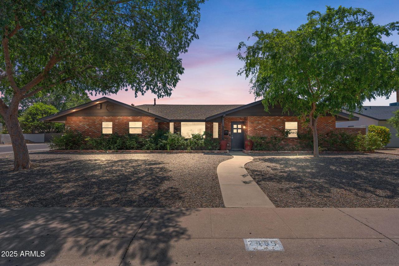 2885 E North Ln., Phoenix, AZ 85028