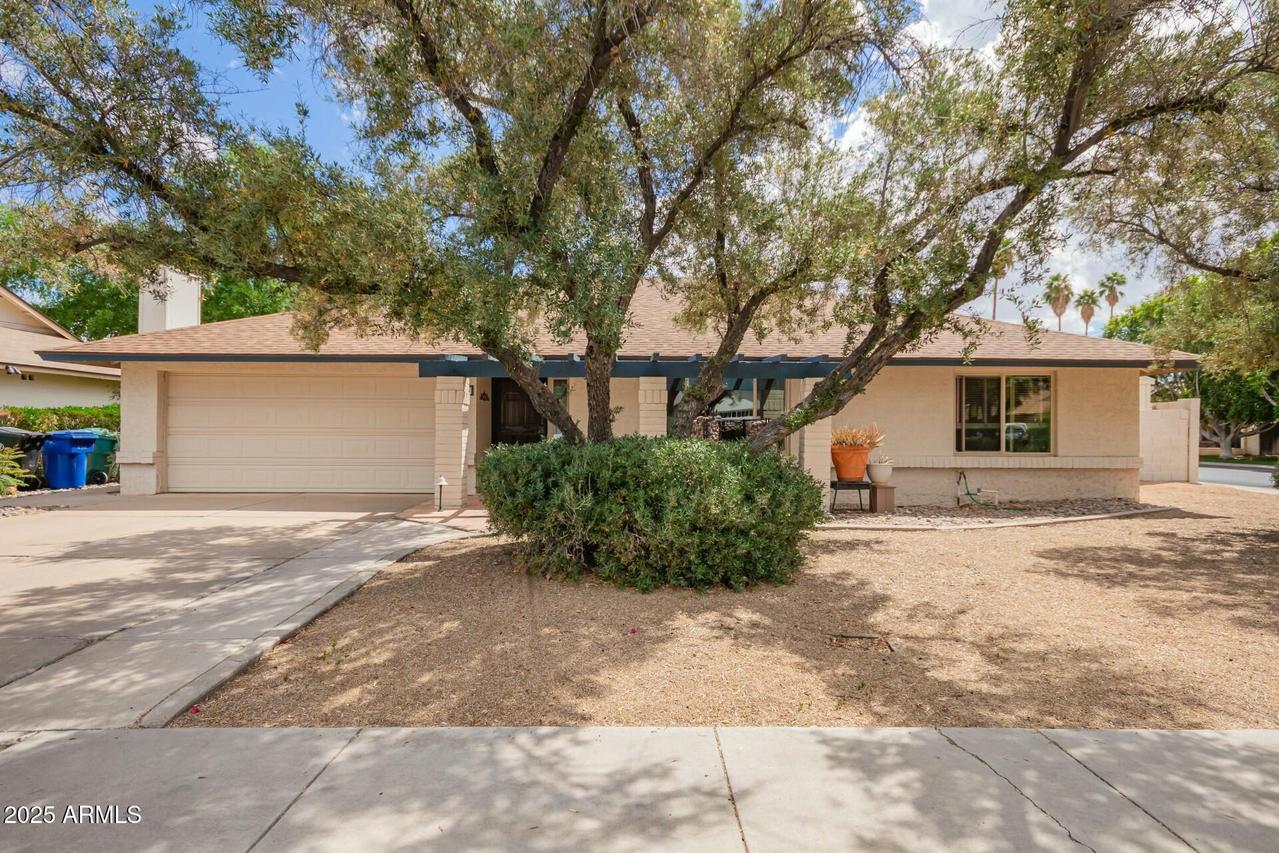 2745 S Emerson Cir., Mesa, AZ 85210