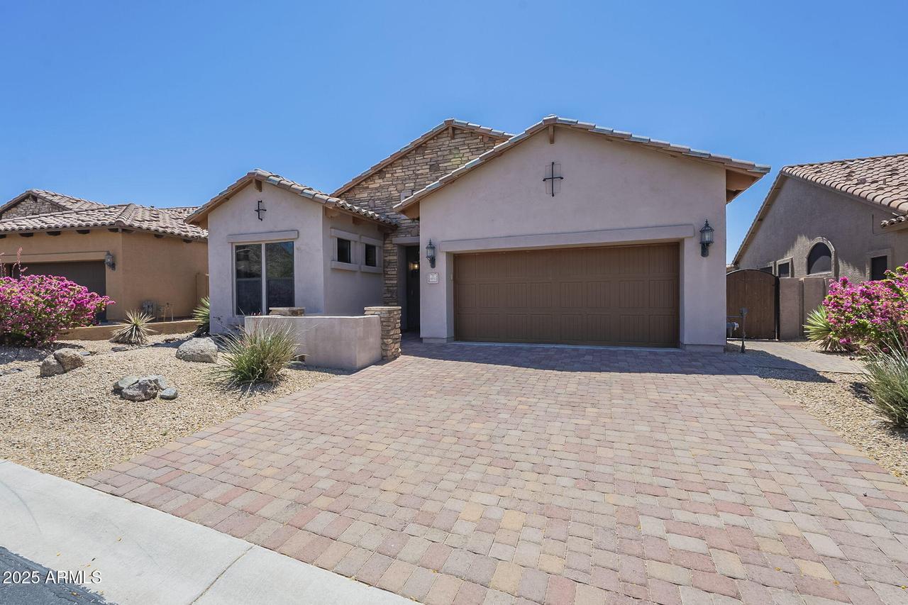 6951 E Roland St., Mesa, AZ 85207