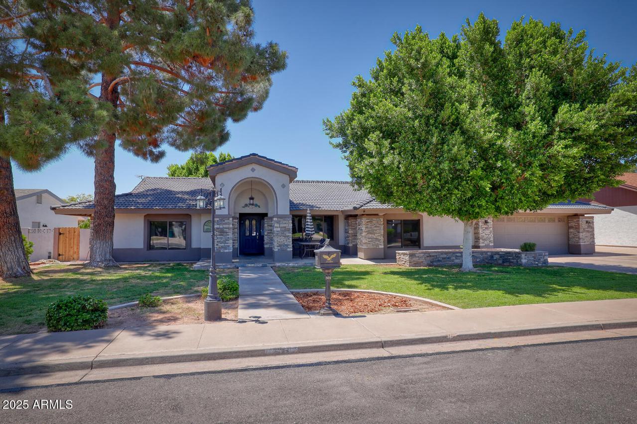 2424 E Ivy St., Mesa, AZ 85213