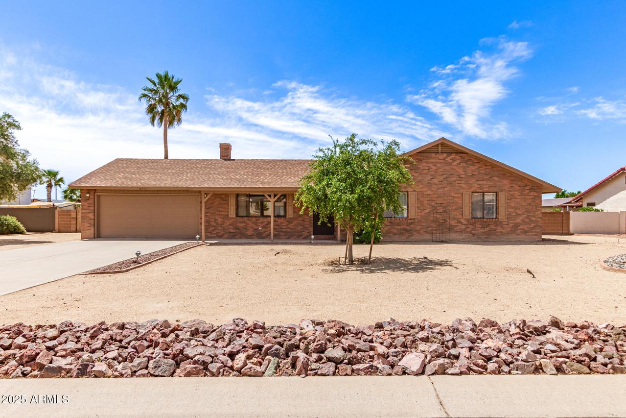 8913 W Country Club Tr., Peoria, AZ 85383