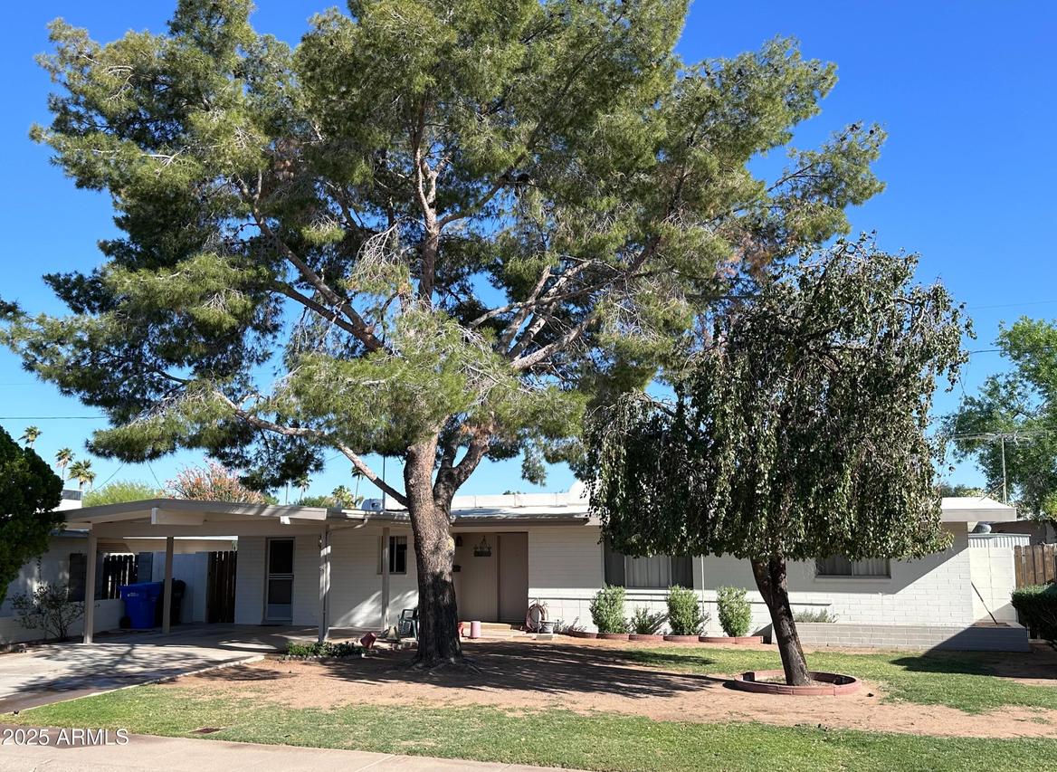 3749 E Laurel Ln., Phoenix, AZ 85028
