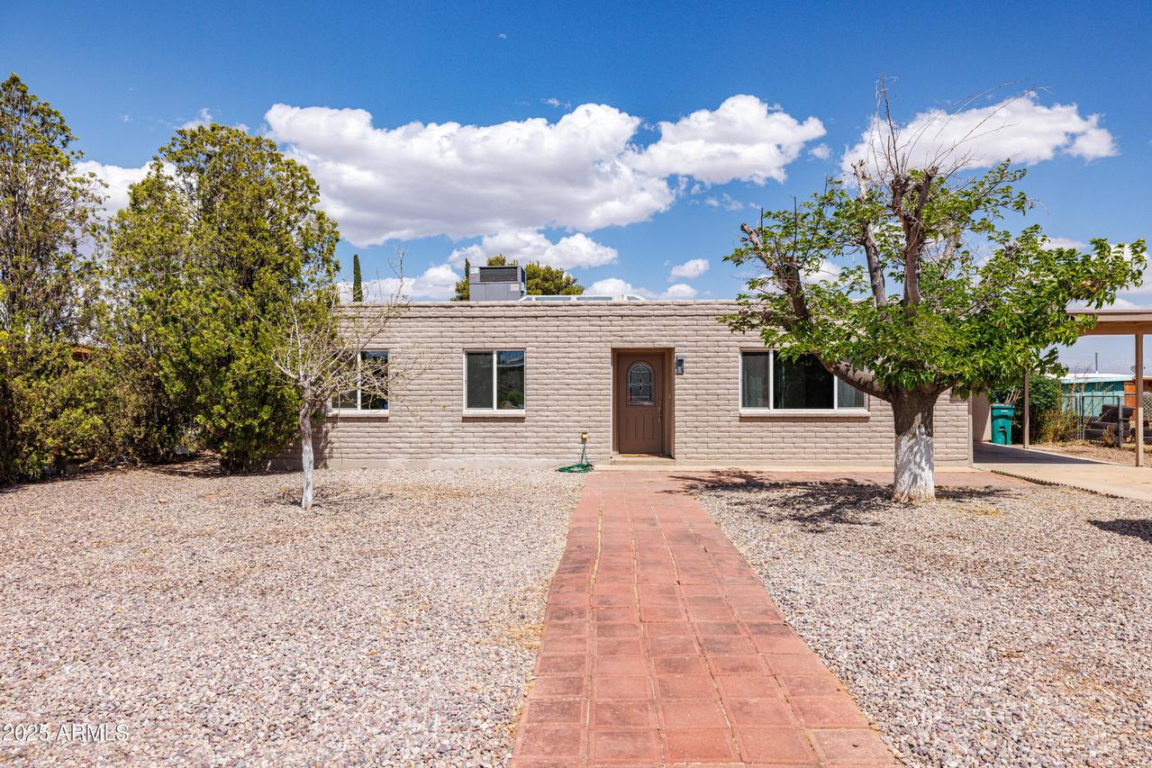 210 Dragoon St., Huachuca City, AZ 85616