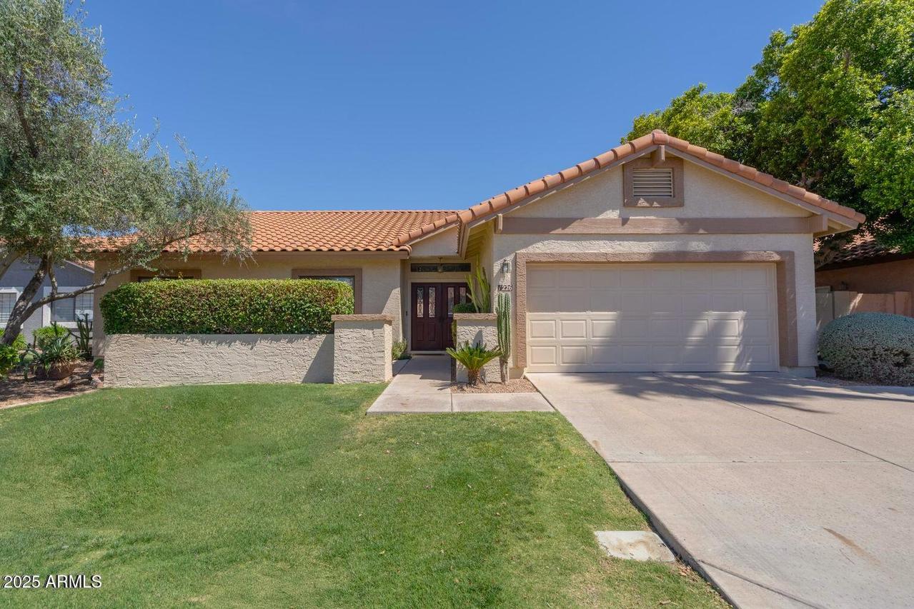 1226 E Greenway Cir., Mesa, AZ 85203