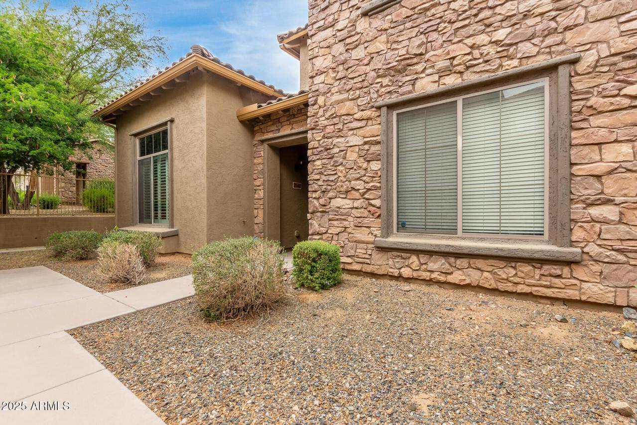 2042 W Mark Ln., Phoenix, AZ 85085