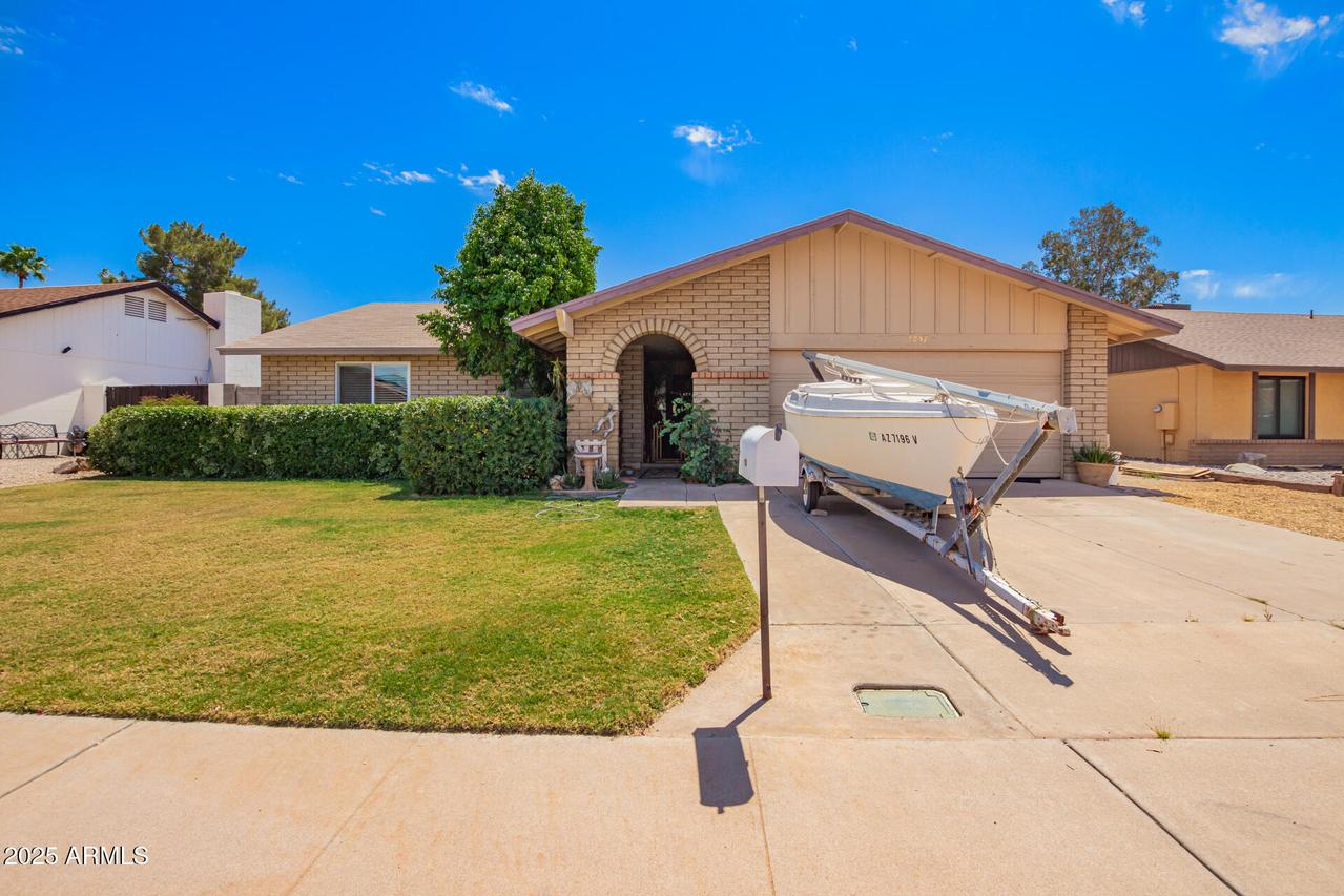 3237 W Angela Dr., Phoenix, AZ 85053