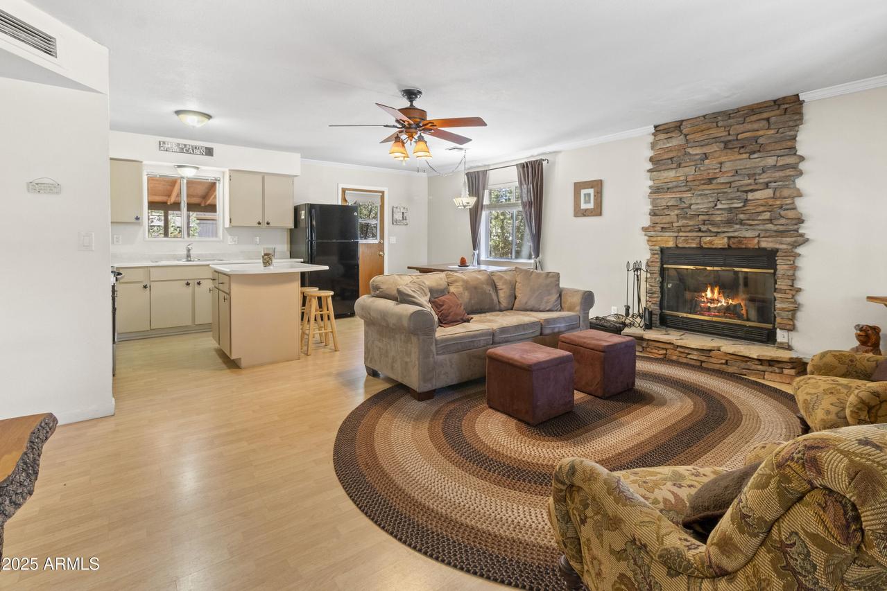 2128 Forest Park Dr., Overgaard, AZ 85933