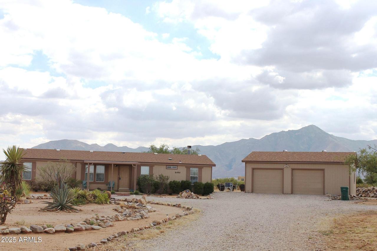 6490 S Alvarado Pl., Hereford, AZ 85615