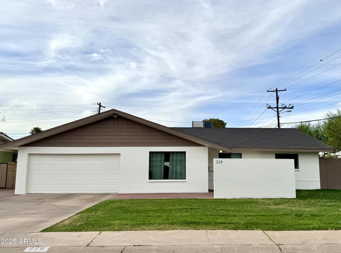 228 E Del Rio Dr., Tempe, AZ 85282