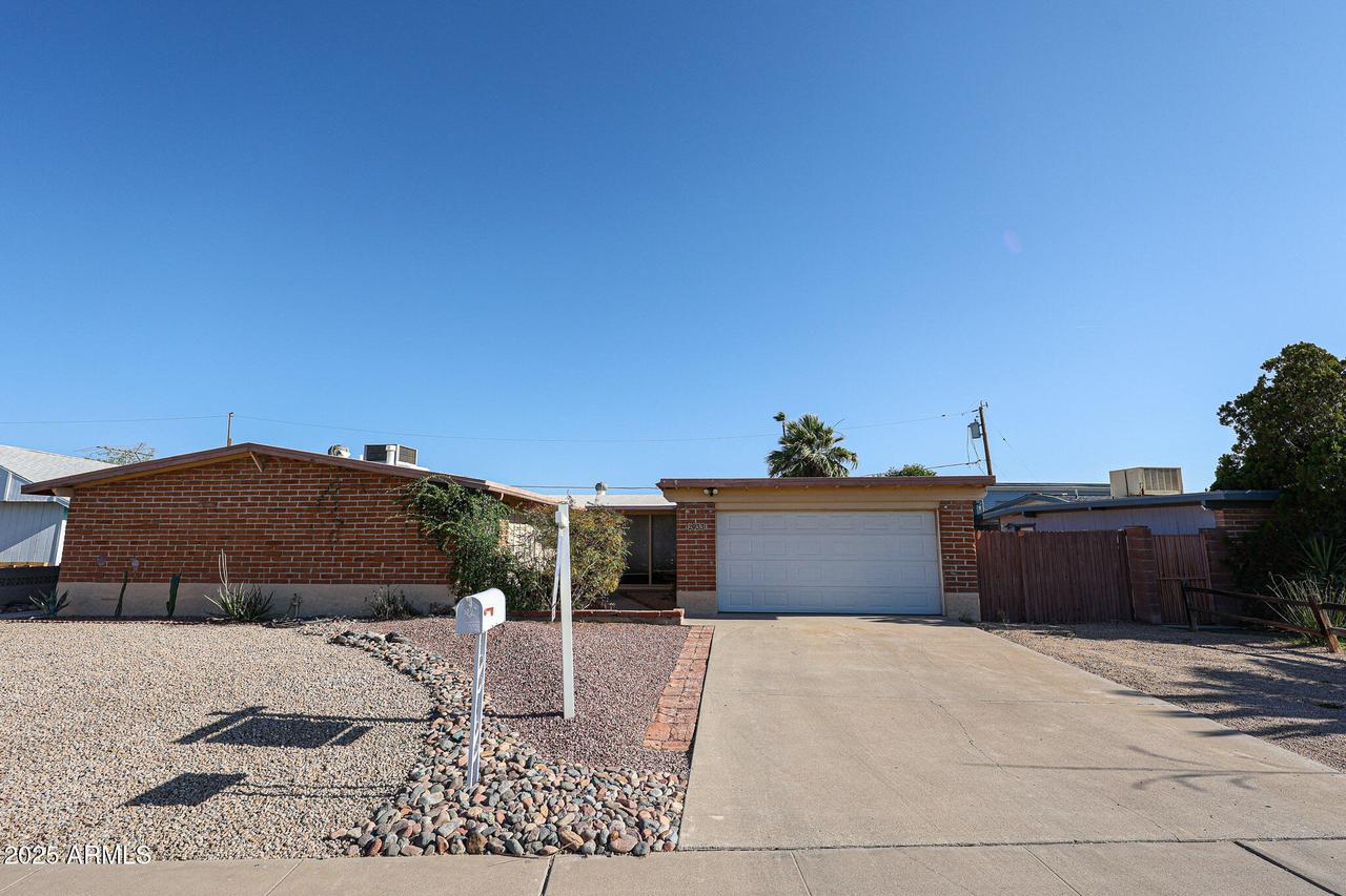 2933 W Del Mar Ln., Phoenix, AZ 85053