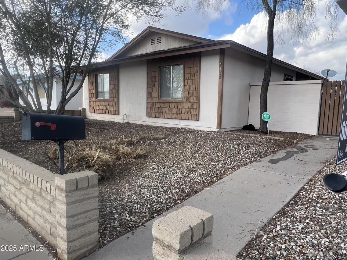 5220 W Mauna Loa Ln., Glendale, AZ 85306