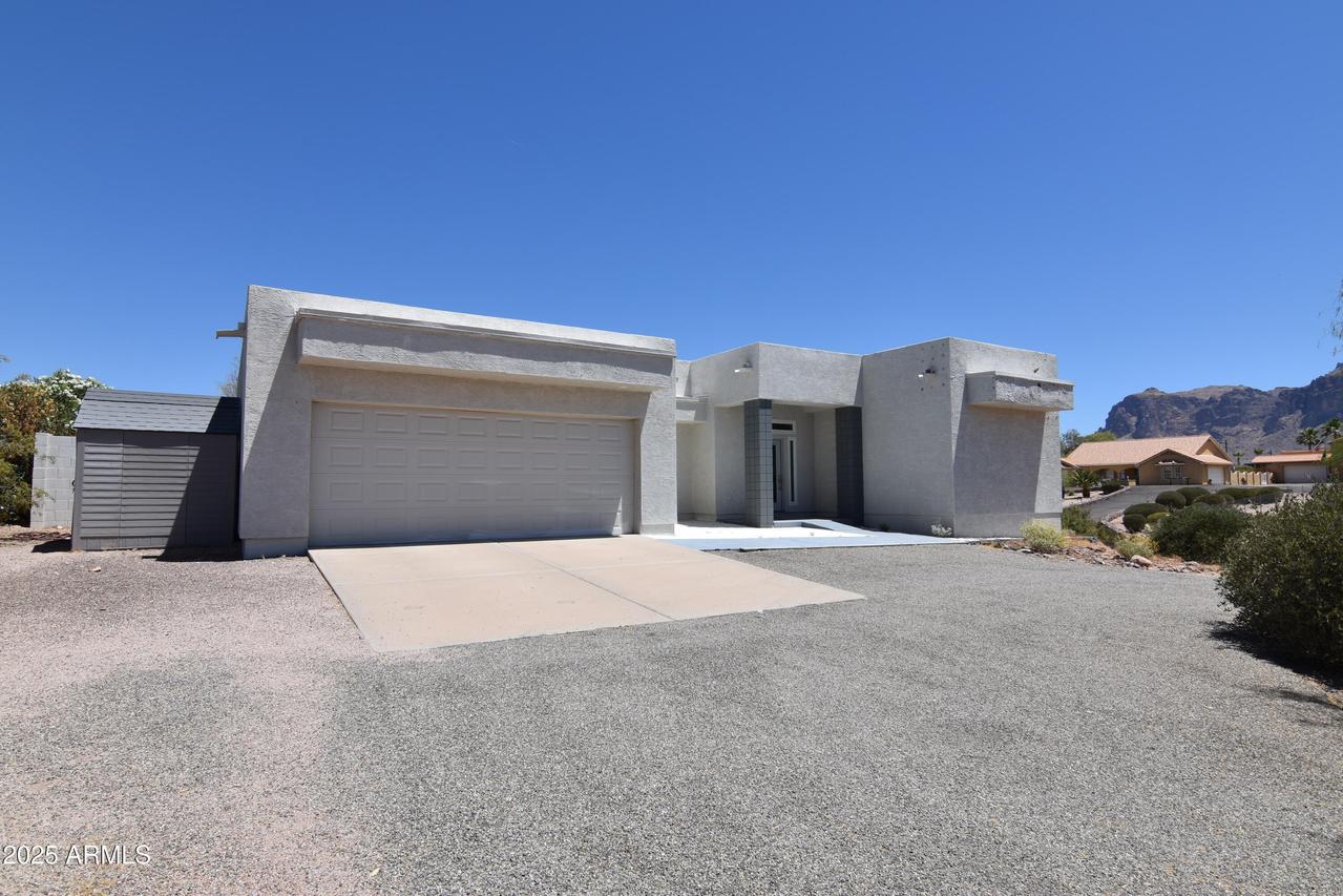 2570 E Manzanita St., Apache Junction, AZ 85119