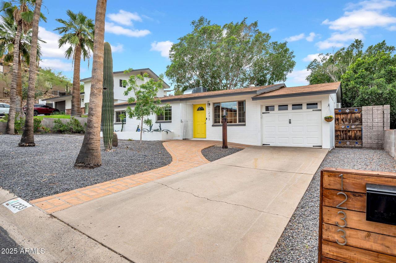 1233 E El Camino Dr., Phoenix, AZ 85020
