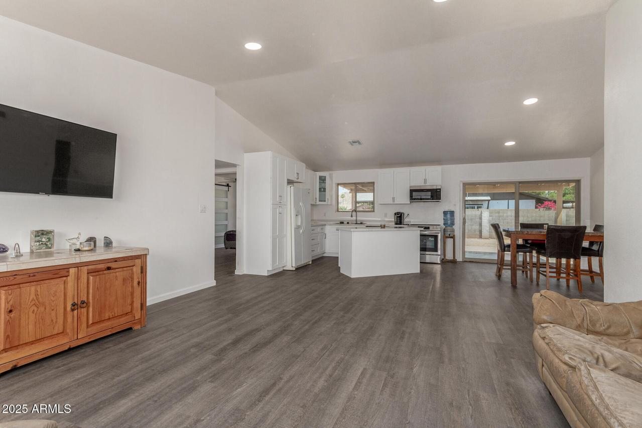 2826 E Cactus Rd., Phoenix, AZ 85032