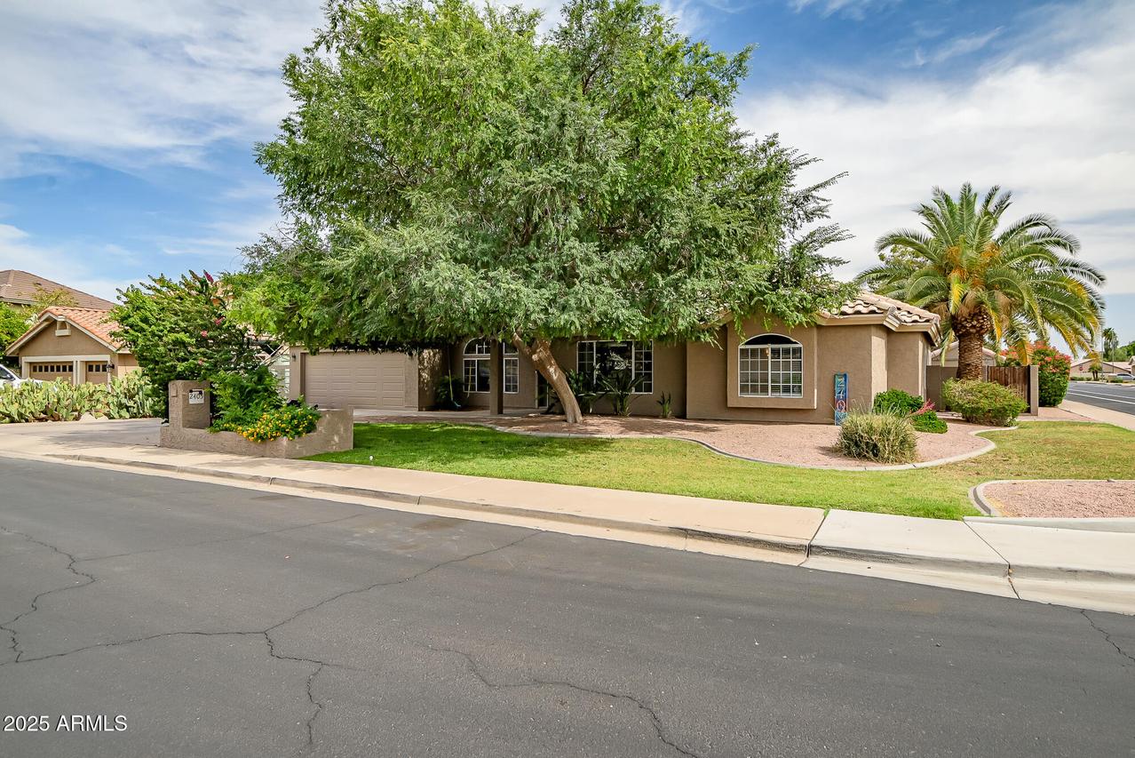2405 E Lynwood Cir., Mesa, AZ 85213