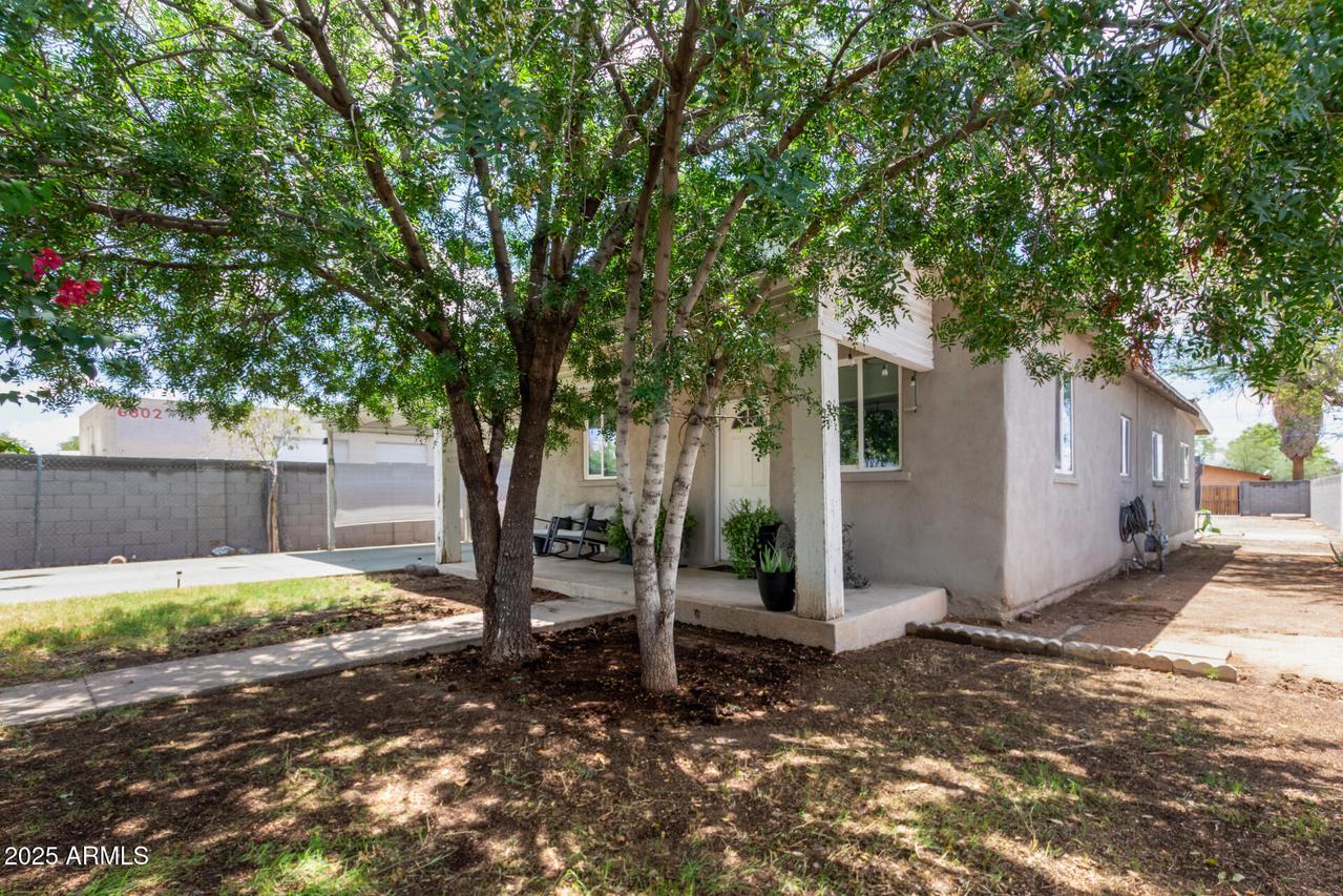6814 N 59th Ave., Glendale, AZ 85301