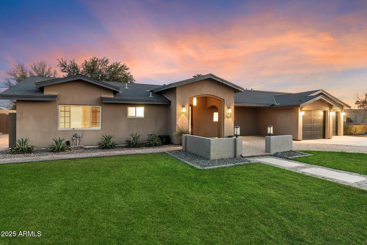 1801 E Berridge Ln., Phoenix, AZ 85016