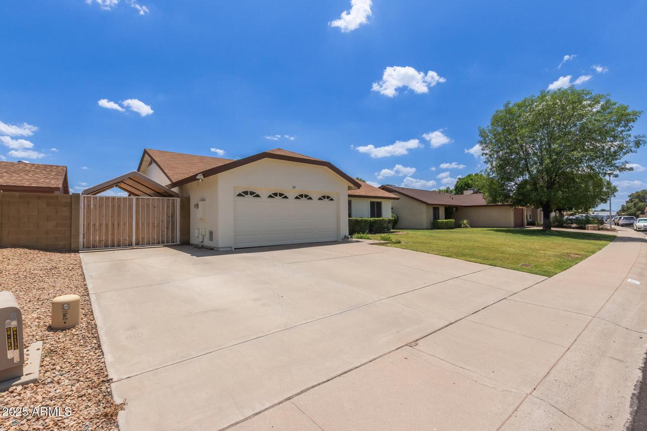 19 W Wickieup Ln., Phoenix, AZ 85027