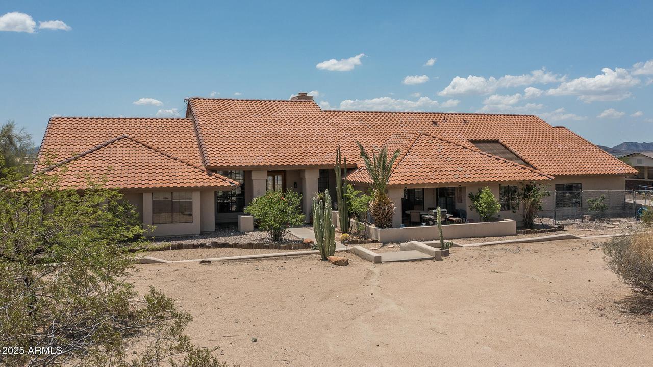 15 E Briles Rd., Phoenix, AZ 85085