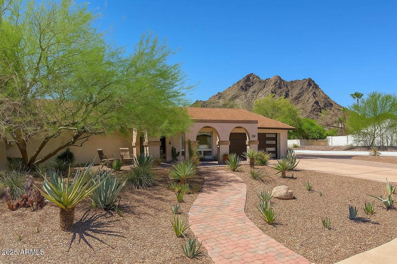 2301 E Sunnyside Dr., Phoenix, AZ 85028