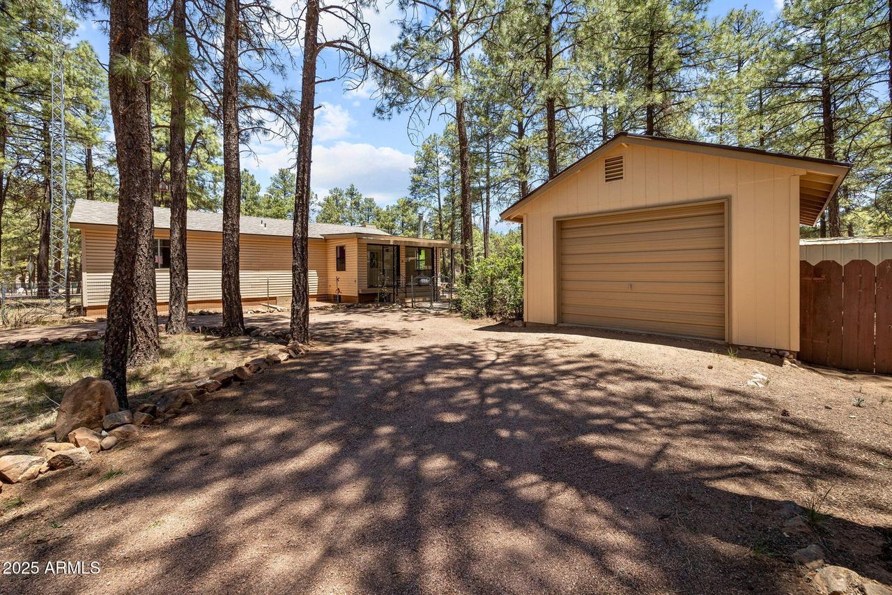 2127 Pony Rd., Overgaard, AZ 85933