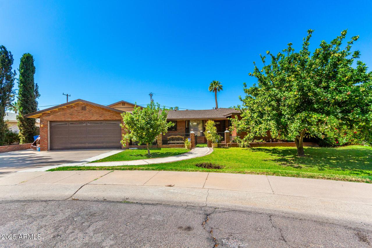125 E Loma Ln., Phoenix, AZ 85020