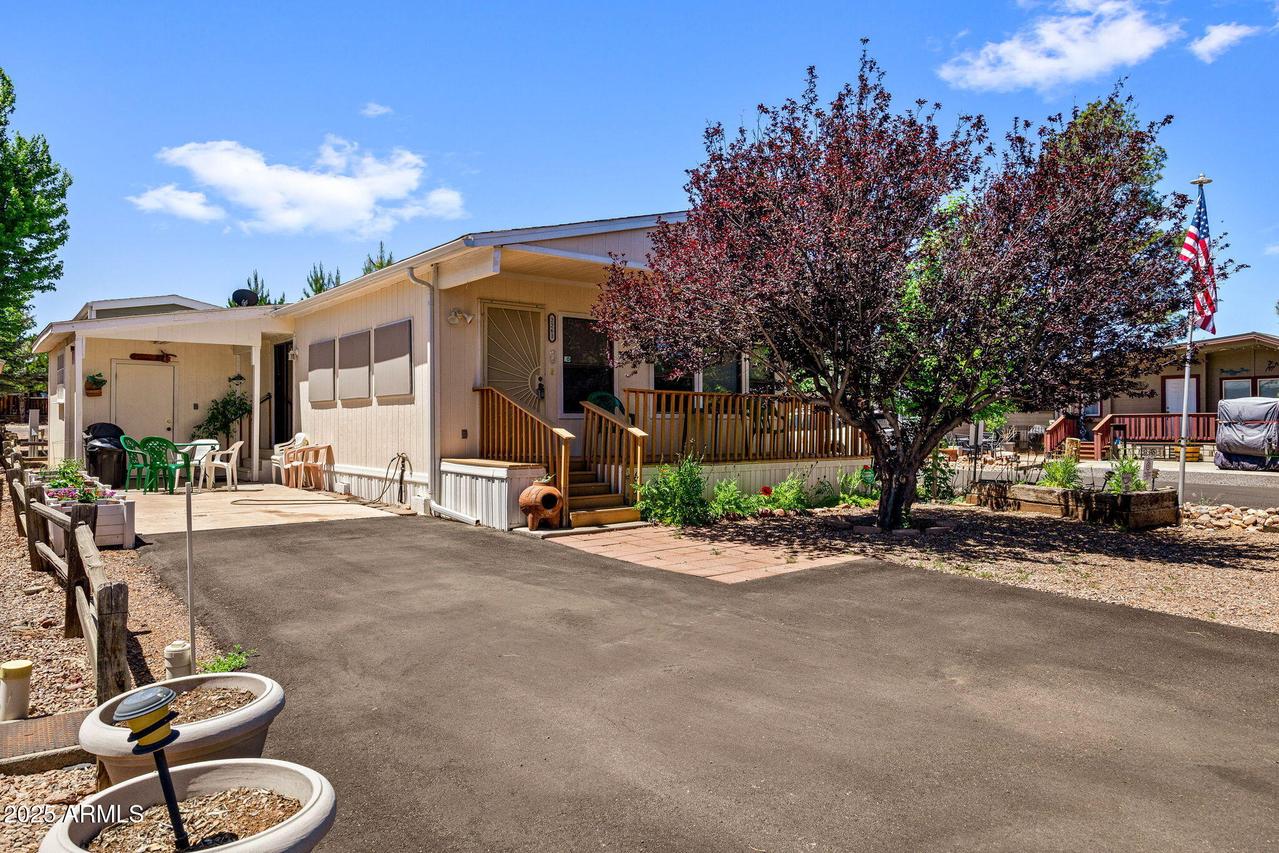 2261 Hanging Tree Ln., Overgaard, AZ 85933