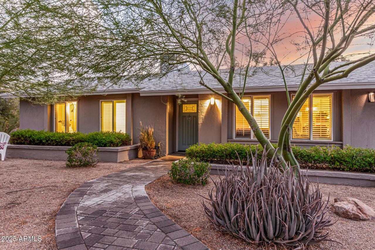 851 E Village Circle Dr., Phoenix, AZ 85022