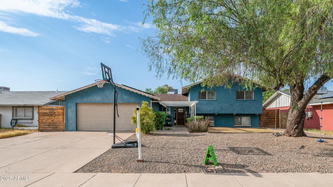 3842 W Mauna Loa Ln., Phoenix, AZ 85053