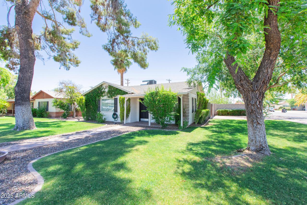 1006 S Una Ave., Tempe, AZ 85281