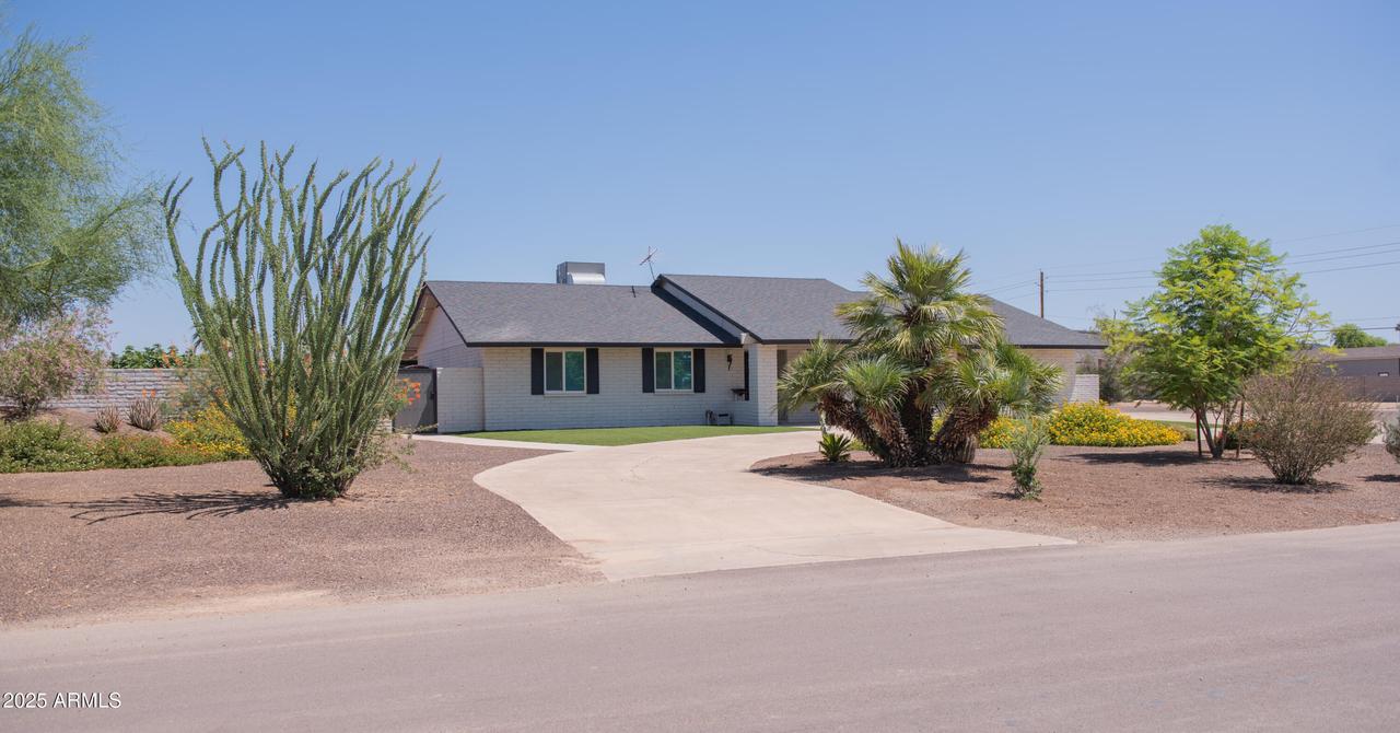 5102 W Whispering Wind Dr., Glendale, AZ 85310