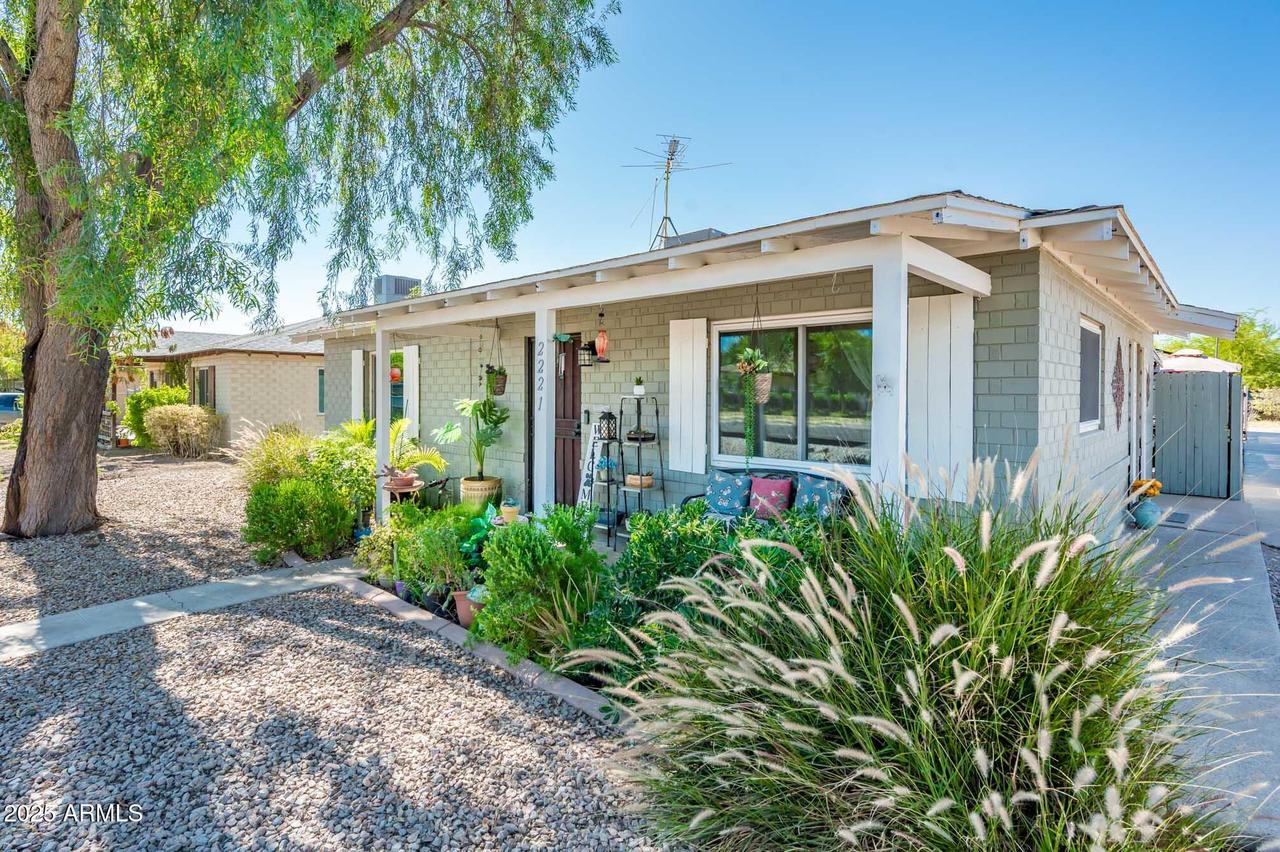 2221 W Mitchell Dr., Phoenix, AZ 85015