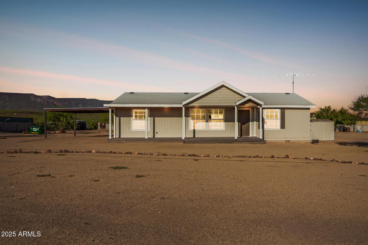 46715 N 13th Ave., New River, AZ 85087