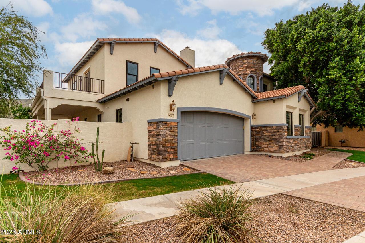 3229 E Mountain Village Cir., Phoenix, AZ 85042