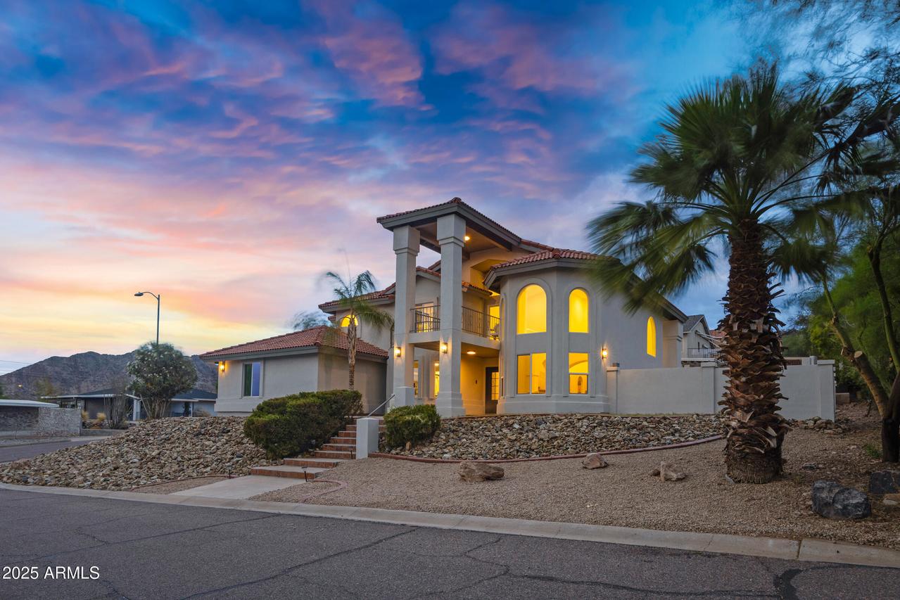 1527 E Mission Ln., Phoenix, AZ 85020