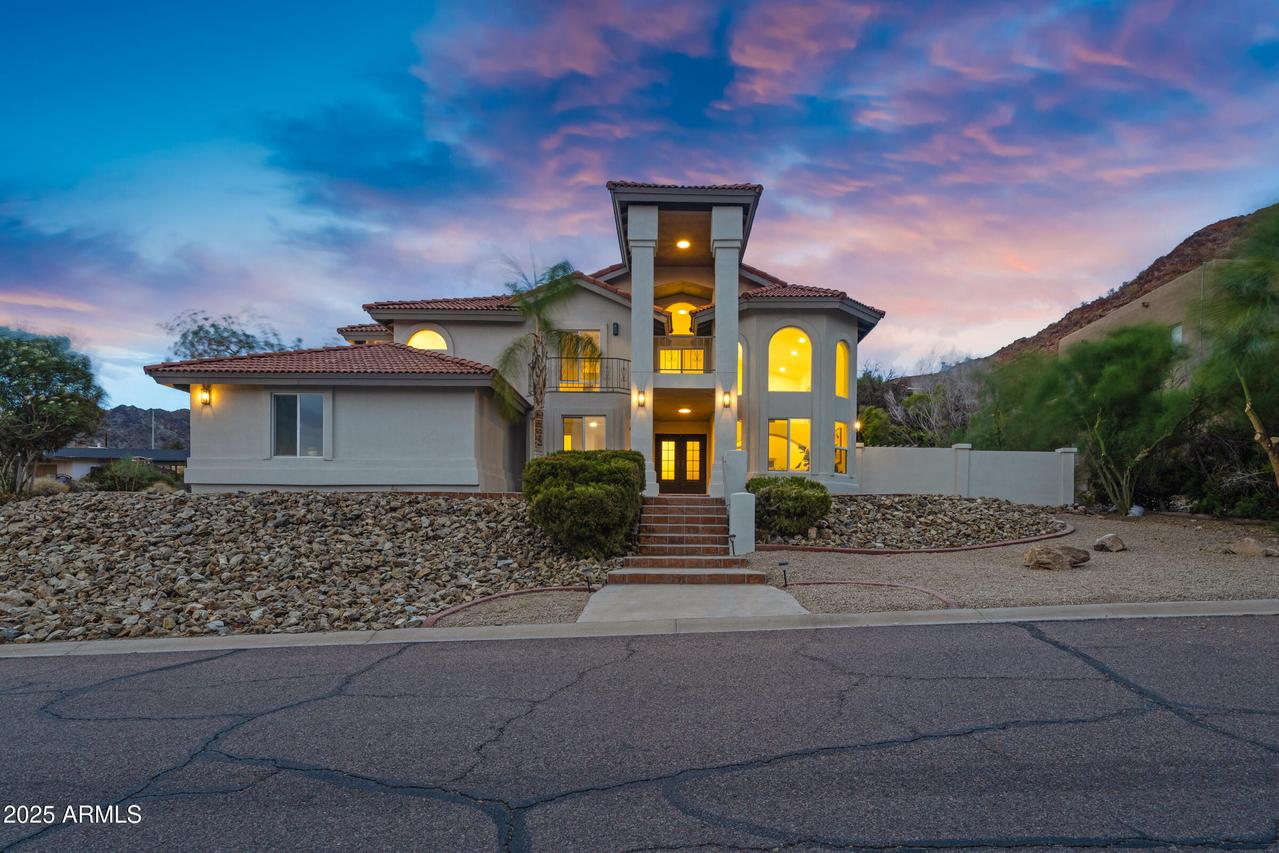 1527 E Mission Ln., Phoenix, AZ 85020