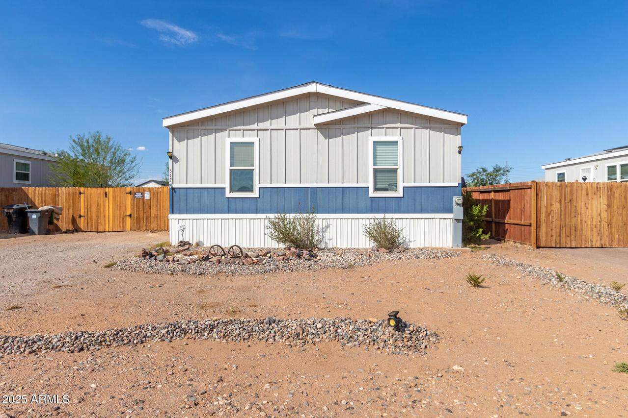 512 W Claessens Dr., Morristown, AZ 85342