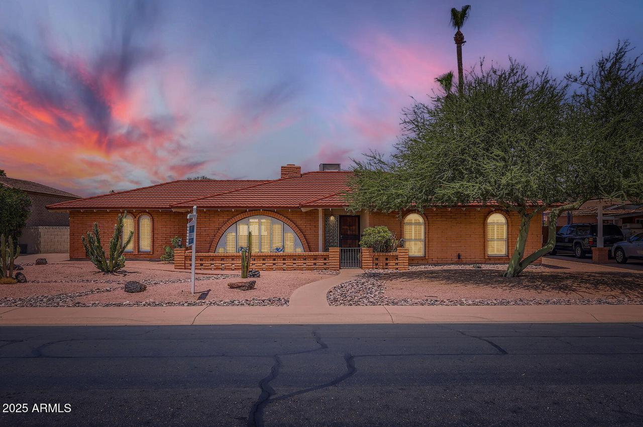2022 E Pebble Beach Dr., Tempe, AZ 85282
