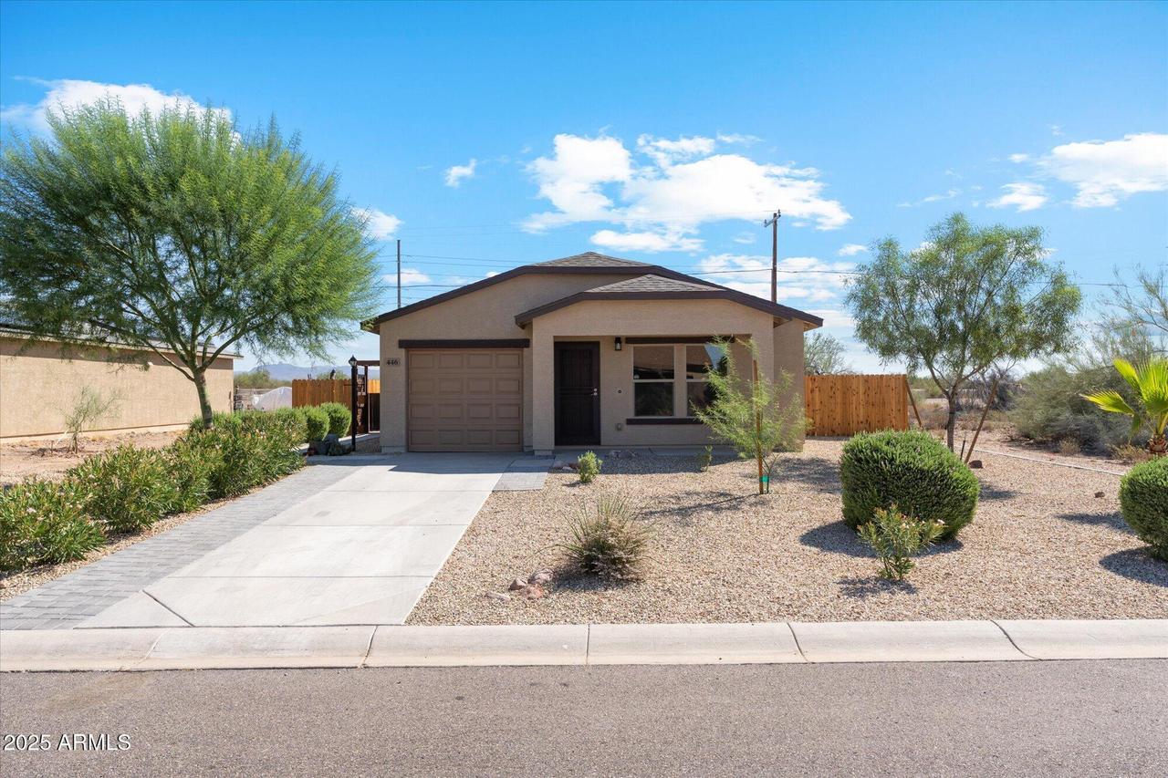 446 Reizen Dr., Morristown, AZ 85342
